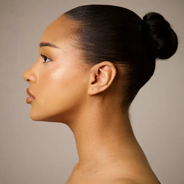 Op de foto is een zijprofiel van een vrouw met een heldere, gladde huid en perfect geshapte lippen te zien. Dit geeft de finesse van Russian method lip fillers weer, waarbij hyaluronzuur strategisch wordt geïnjecteerd voor een natuurlijke, symmetrische lipcontour. De subtiele glans en balans in volume tonen de kracht van injectables voor huidverbetering in een toonaangevende esthetische kliniek. Het resultaat is een frisse, elegante uitstraling die naadloos past bij moderne cosmetische behandelingen.